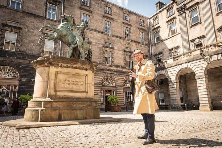 Discover Edinburgh Old Town Walking Tour: Whisky, Haggis & Hidden Closes photo 3