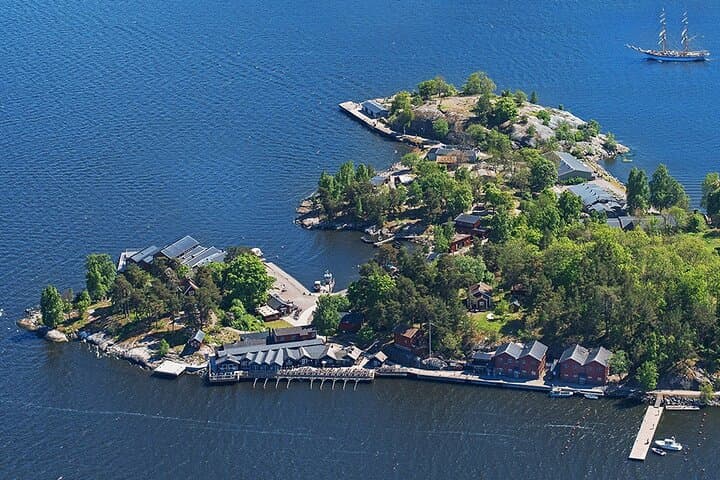 Stockholm Archipelago Highlights by Boat: 90-Minute Guided Cruise from Strömkajen photo 2