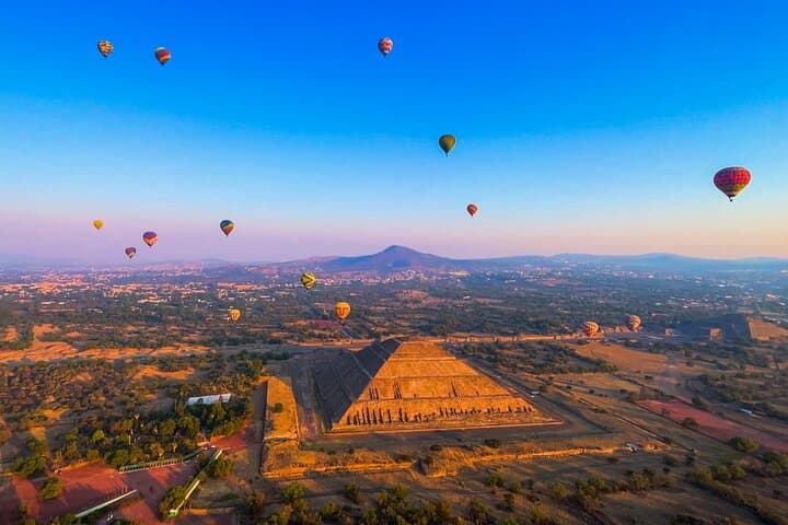Private Romantic Balloon Flight Over Teotihuacan: Sunrise Above the Pyramids photo 4