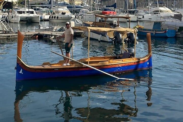 Valletta Grand Tour: Private Walk & Harbour Dgħajsa Cruise