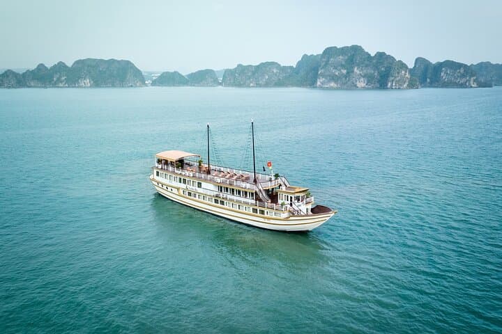 2-Day Bai Tu Long Bay Cruise: Kayak Cap La, Vung Vieng Fishing Village & Overnight Junk Boat
