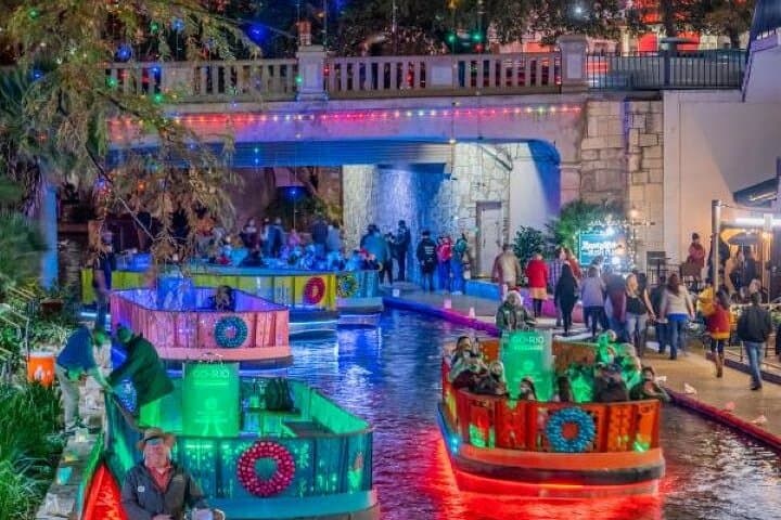 san-antonio-holiday-sights-festive-nights-trolley-tour photo 4