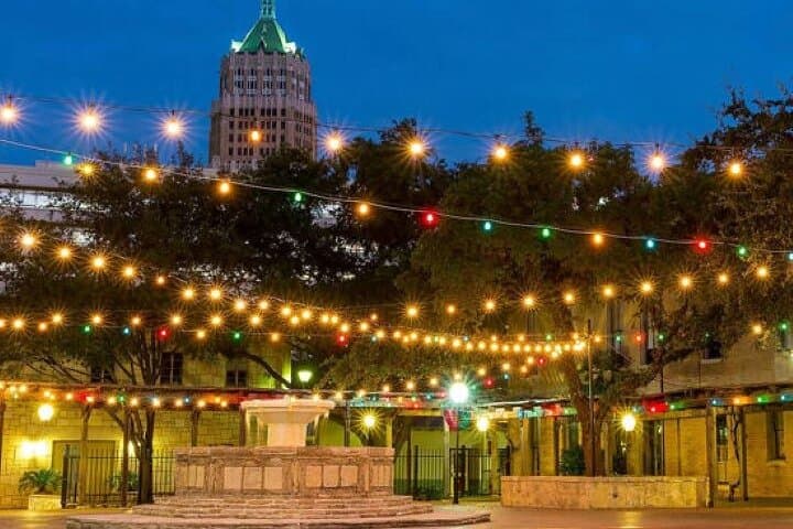 san-antonio-holiday-sights-festive-nights-trolley-tour photo 5