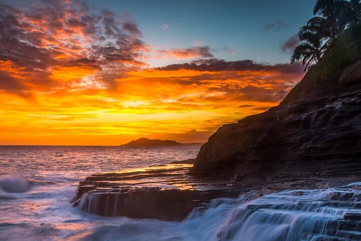 Sunset Photo Adventure Along Honolulu’s Sea Cliffs: Capturing Oahu’s Dramatic Coastline