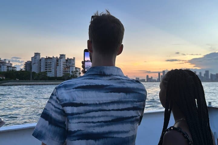 Miami Sunset Cruise on Biscayne Bay: Millionaire Mansions and Skyline Views