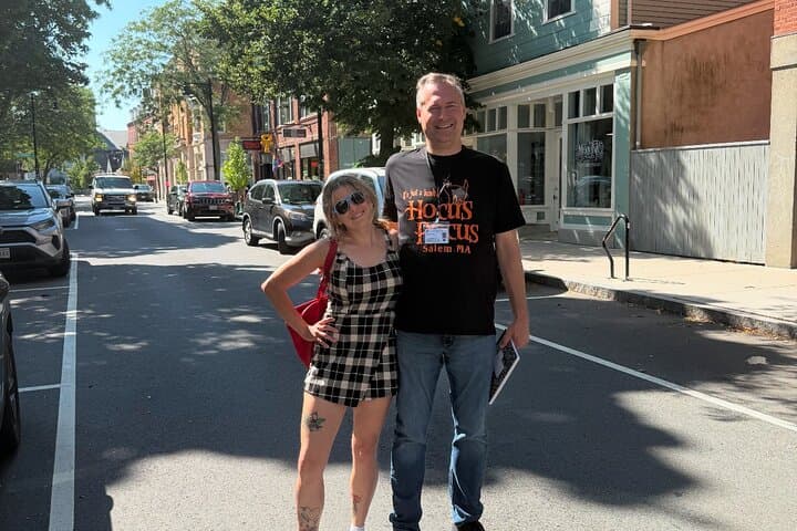 Salem Hocus Pocus Movie Locations Walking Tour — Visit Allison's House & Salem Common photo 6