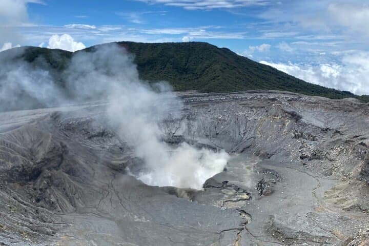 Early Morning Poás Volcano Tour from San José: Breakfast & Crater Views