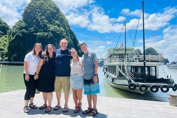 Private Halong Bay Day Cruise with Kayaking, Bamboo Boat & Thien Cung Cave photo 1
