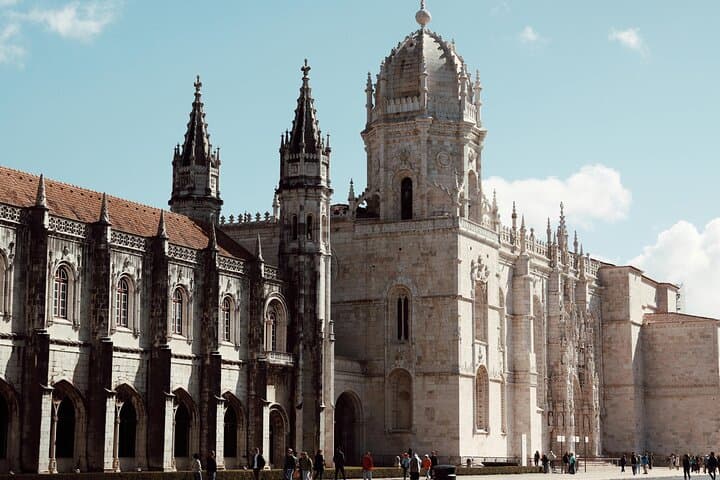 Lisbon E-Bike Tour: Self-Guided Half-Day Through Alfama and Miradouros photo 3