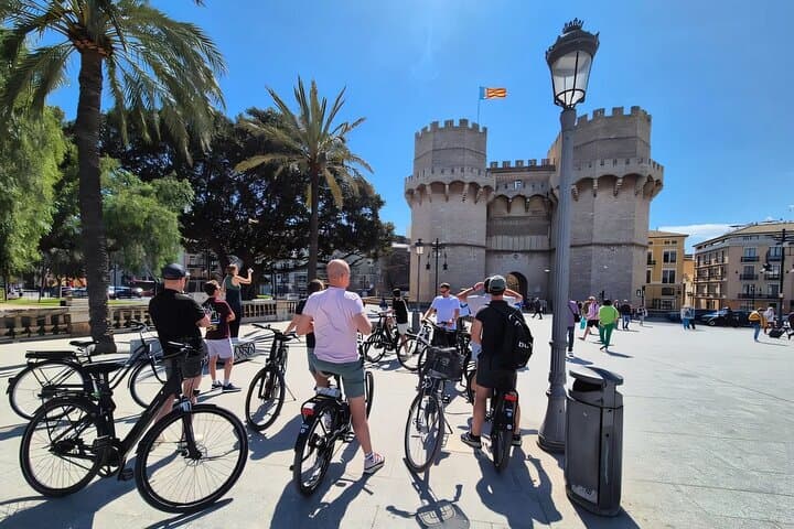 Glide Valencia: Half-Day Self-Guided Electric Bike Tour of City Sights