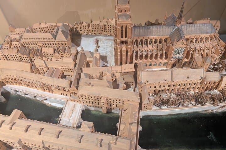 Notre-Dame-and-Île-de-la-Cité-guided-walking-tour-with-crypt-access photo 6