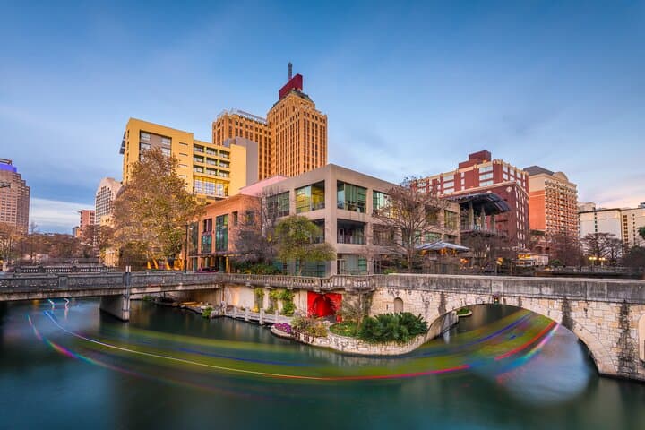 San Antonio Bar Crawl & Scavenger Hunt: Drinks Up App-Led Downtown Adventure photo 2