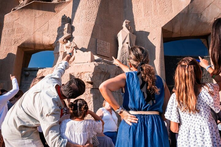 Sagrada Familia Family Tour: A 90-Minute Interactive Experience for Kids in Barcelona photo 5