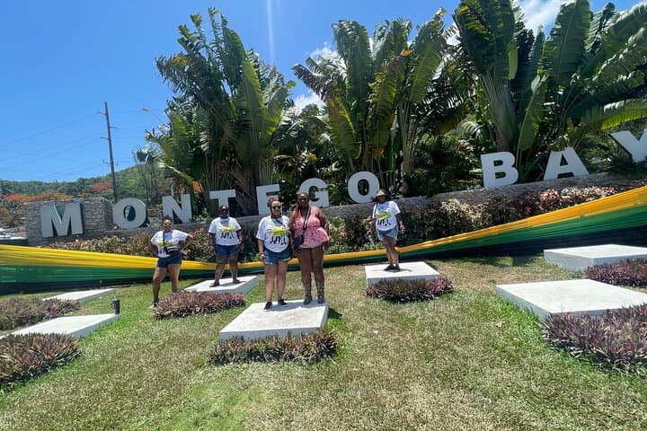 Montego Bay City Highlights & Bamboo Rafting: City Sights, Shopping and a Relaxing River Float