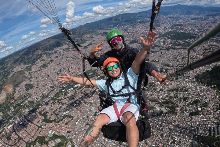 Paragliding Over Medellín: Tandem Flights From the Mountains photo 4