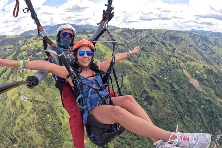 Paragliding Over Medellín: Tandem Flights From the Mountains