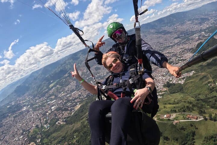 Paragliding Over Medellín: Tandem Flights From the Mountains photo 5