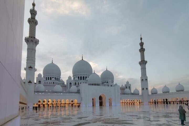 Abu Dhabi Full-Day Sightseeing: Grand Mosque, Corniche & Ferrari World