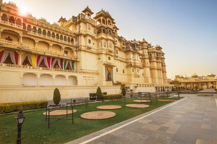 Private Udaipur Tour: City Palace, Lake Pichola & Royal Highlights photo 2