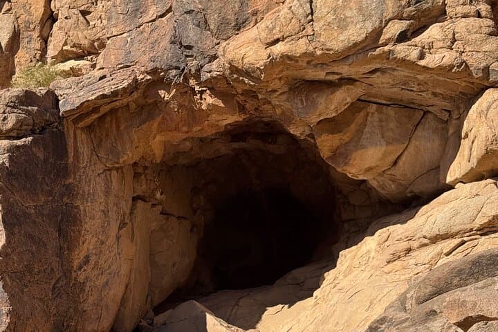 Exploring Elijah’s Cave and the Sinai Altar: A Guided Hike Near Tabuk photo 2