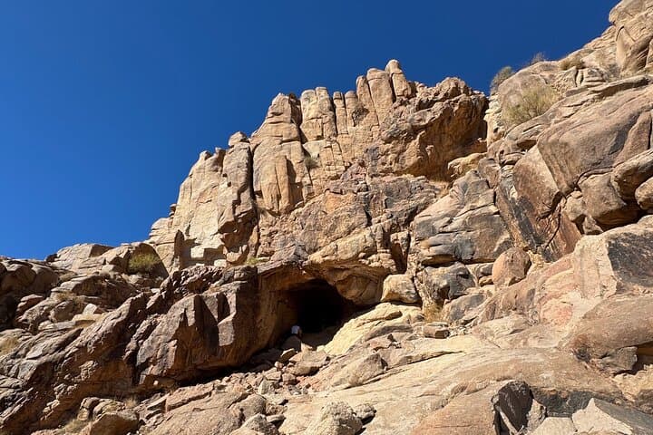 Exploring Elijah’s Cave and the Sinai Altar: A Guided Hike Near Tabuk photo 5