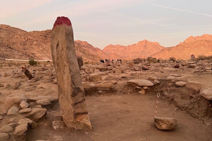 Exploring Elijah’s Cave and the Sinai Altar: A Guided Hike Near Tabuk photo 6