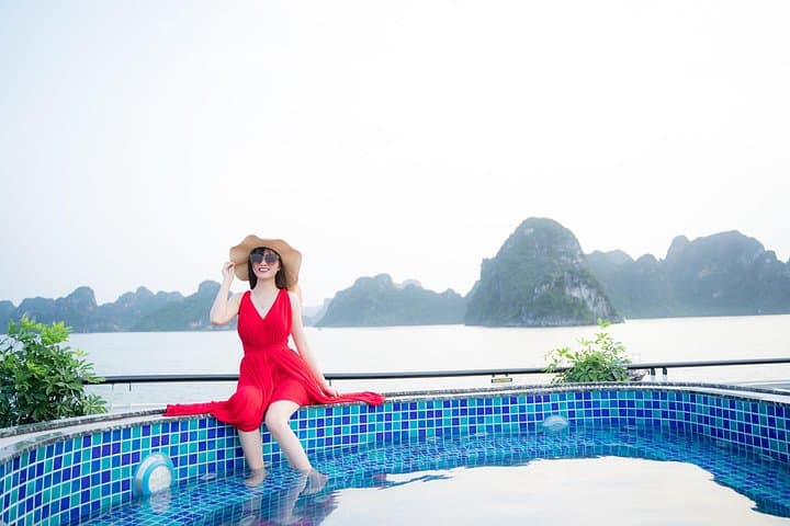 2-Day Halong Bay Explorer: Ba Ham Lake Kayaking, Tien Ong Cave & Overnight Cruise photo 3