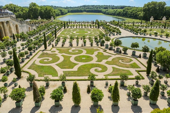 Inside Versailles: A Practical Half-Day Guide to the Palace, Gardens & Trianon photo 3
