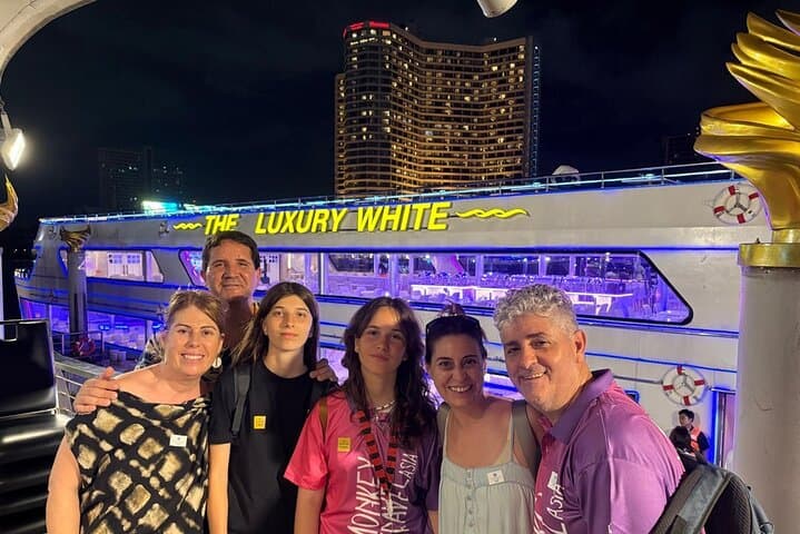 Bangkok Luxury White Dinner Cruise on the Chao Phraya: Free-Flow Wine, Live Music & Night Views