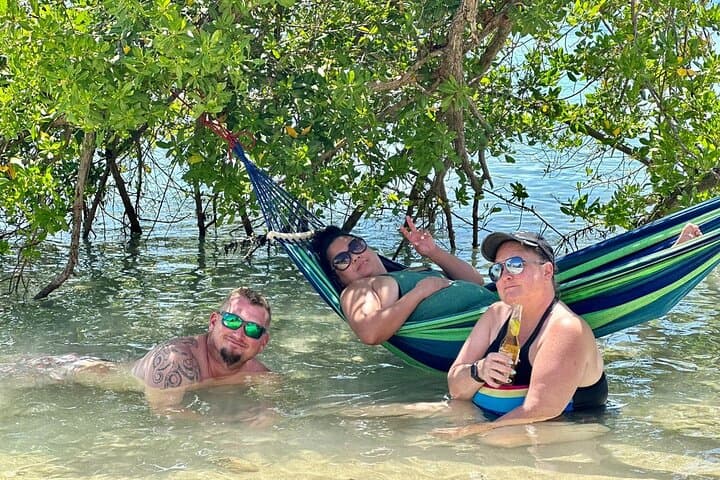 Roatan Wildlife and Private Cay Day: Sloths, Monkeys & White‑Sand Beaches