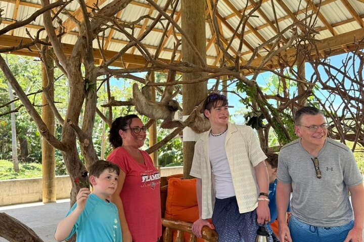 Roatan wildlife, chocolate & beach day tour: monkeys, cacao and Caribbean shores photo 5
