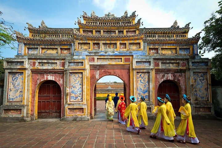 All-Inclusive Hue Private Tour: Imperial Citadel, Thien Mu Pagoda & Princess House Lunch