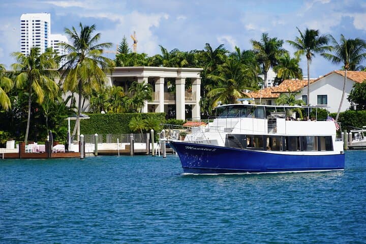 Private 2-Hour Miami Yacht Rental: Biscayne Bay Skyline Cruise