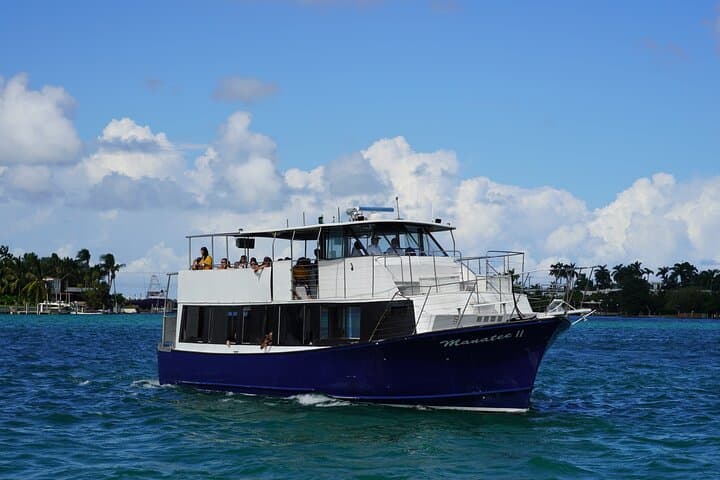 Private 2-Hour Miami Yacht Rental: Biscayne Bay Skyline Cruise photo 6