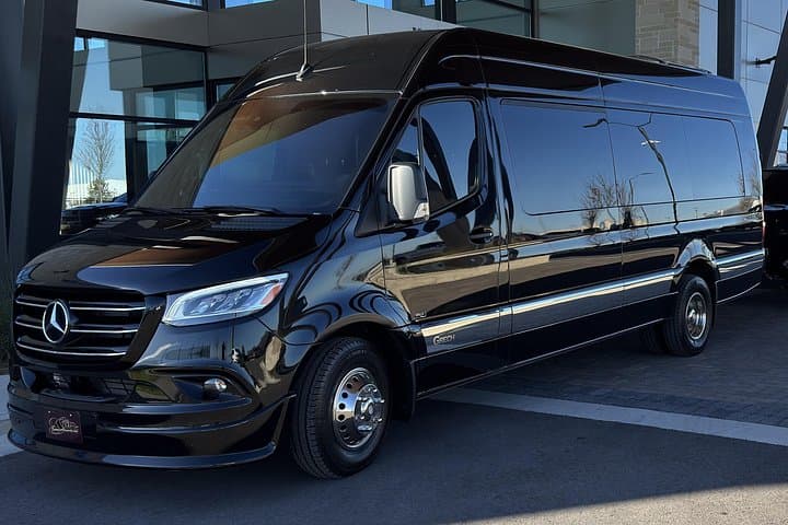 Nashville airport transfer to downtown by private limo (up to 14 passengers) photo 1
