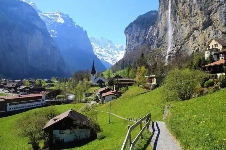 Lauterbrunnen Valley Private Guided Tour — Trümmelbach, Mürren & Alpine Lunch photo 2