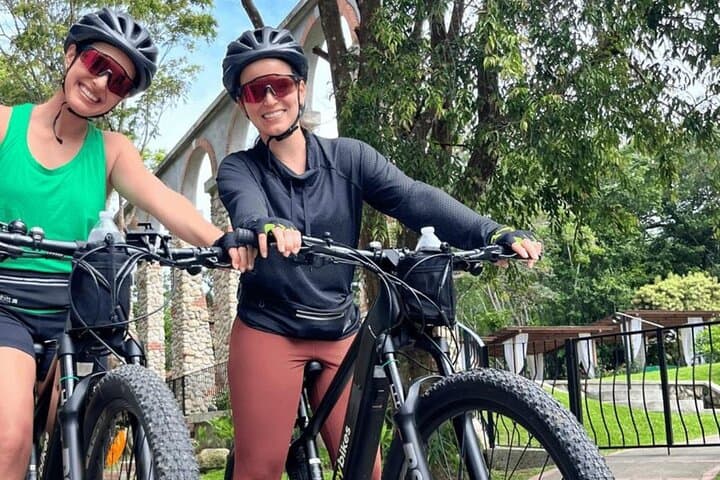 Explore Riga by E‑Bike: Electric Bike Rental with Helmet & Lock