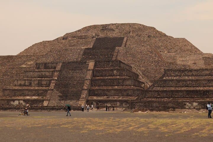 Sunrise Hot Air Balloon Over Teotihuacan with Cave Breakfast & Archaeological Visit photo 5