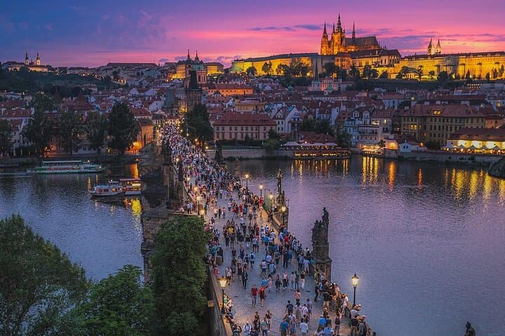 Munich to Prague Private Transfer with 2-Hour Sightseeing Stops