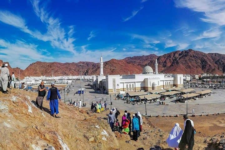 Uhud Battlefield Private Tour: Guided Visit to Mount Uhud and the Martyrs' Cemetery
