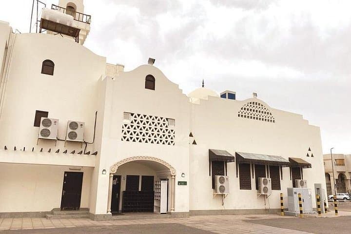 Uhud Battlefield Private Tour: Guided Visit to Mount Uhud and the Martyrs' Cemetery photo 2