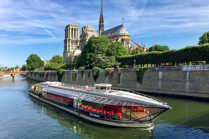 Seine River 1-Hour Sightseeing Cruise from the Eiffel Tower — Paris by Water photo 6