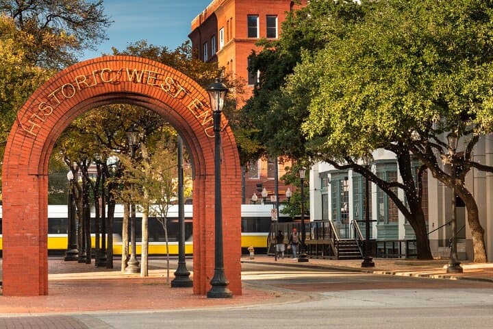 Downtown Dallas 4-Course Walking Food Tour: History, BBQ & Cocktail Option photo 3