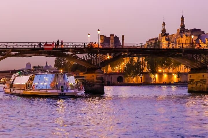Paris Evening Seine Cruise: 1-Hour Illuminated Sightseeing