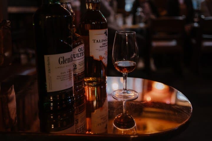 Historic Edinburgh Whisky Tasting with Storytelling at Waverley Bar photo 2