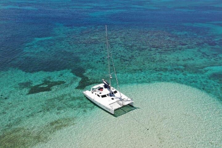 Roatán Catamaran Cruise: Snorkel, Ceviche & Open Bar on the South Shore photo 2