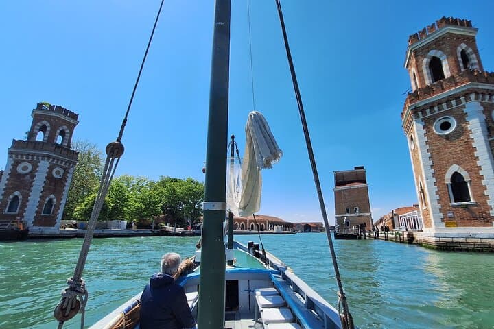 Venice Classic Bragozzo 4-Hour Lagoon Tour — San Marco to Burano & Murano photo 4