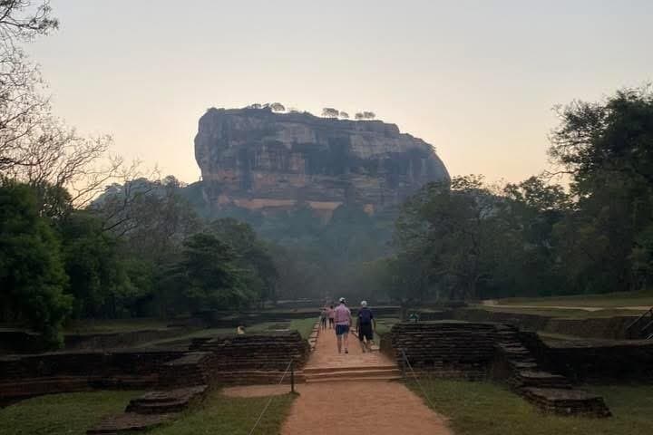 Classic Sri Lanka Discovery: 7-Day Cultural, Hill and Coastal Journey