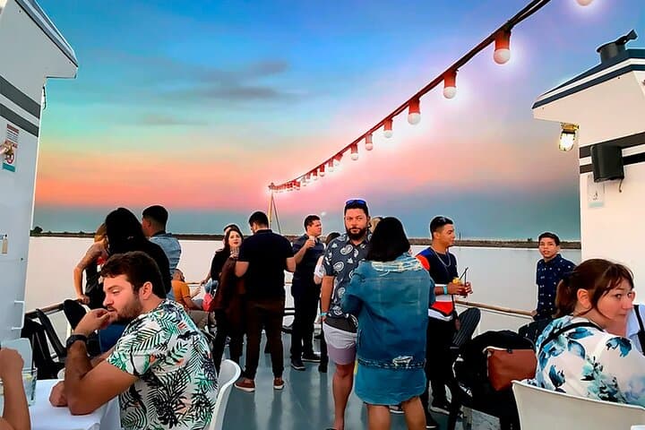 Sunset Sail on the Río de la Plata: Open-Bar Cruise from Puerto Madero