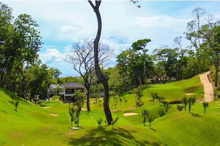 Roatan Golf Day at The Black Iguana: Challenging Par-3 Course Near West Bay Beach